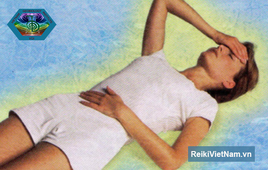 Nằm thực hành Reiki để ngủ nhanh và sâu