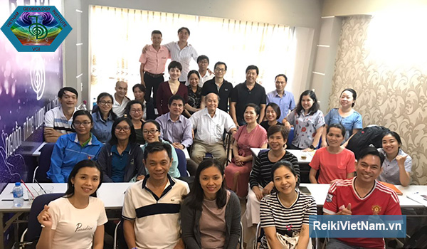 Doanh nhân Trần Lâm Thắng cùng bạn học ở lớp Reiki Căn Bản