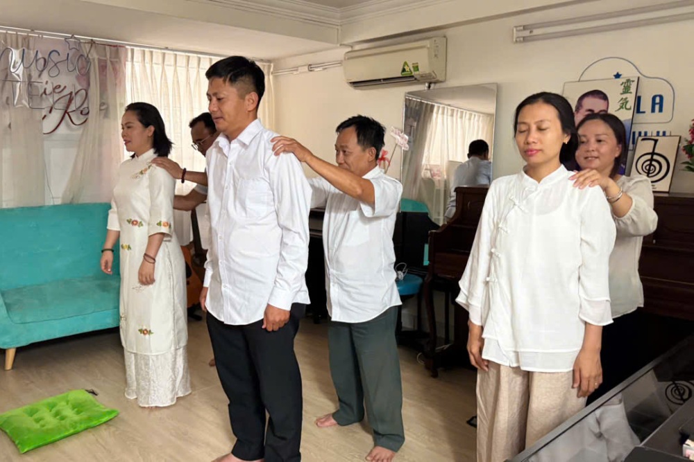 Học viên Reiki 2 thực hành chữa lành năng lượng trực tiếp