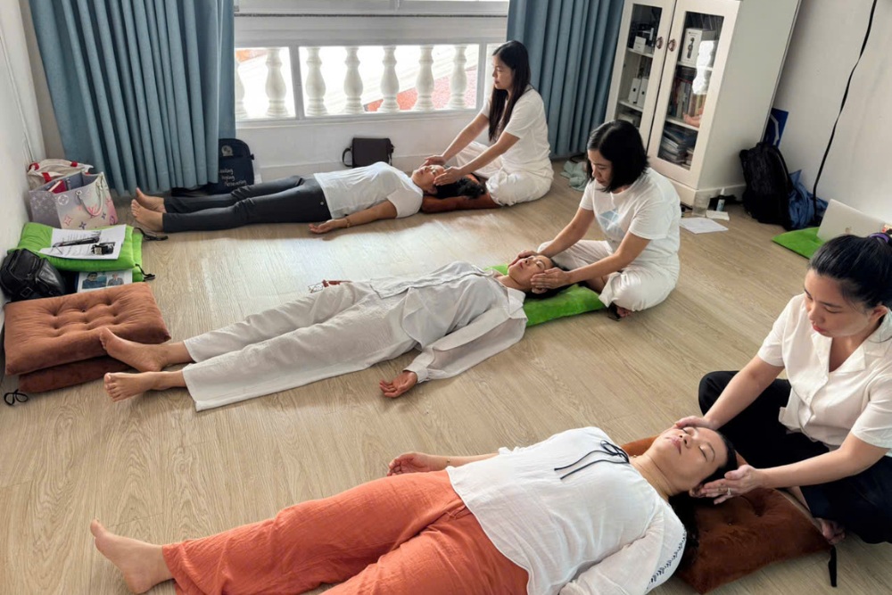 Học viên Reiki 2 thực hành chữa lành năng lượng trực tiếp