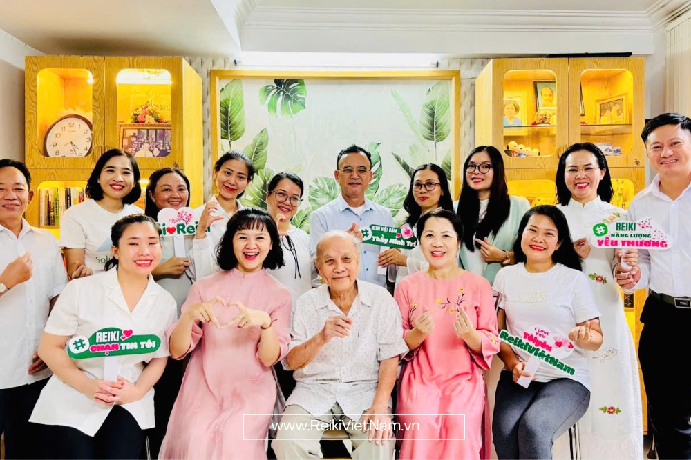 Tập thể học viên lớp Reiki 2 cùng Thầy Cô chụp ảnh lưu niệm sau khóa học