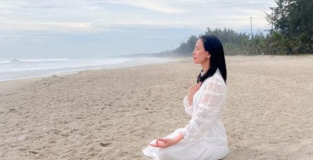 Học viên Ngọc Bích thực hành Reiki và Luân xa, cảm nhận năng lượng bình an và yêu thương