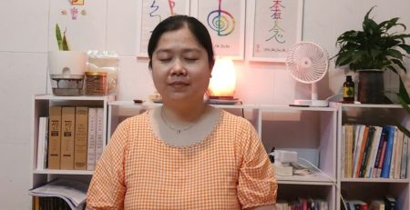 Học viên Thanh Trà thực hành Reiki và cảm nhận năng lượng chữa lành lan tỏa khắp cơ thể.
