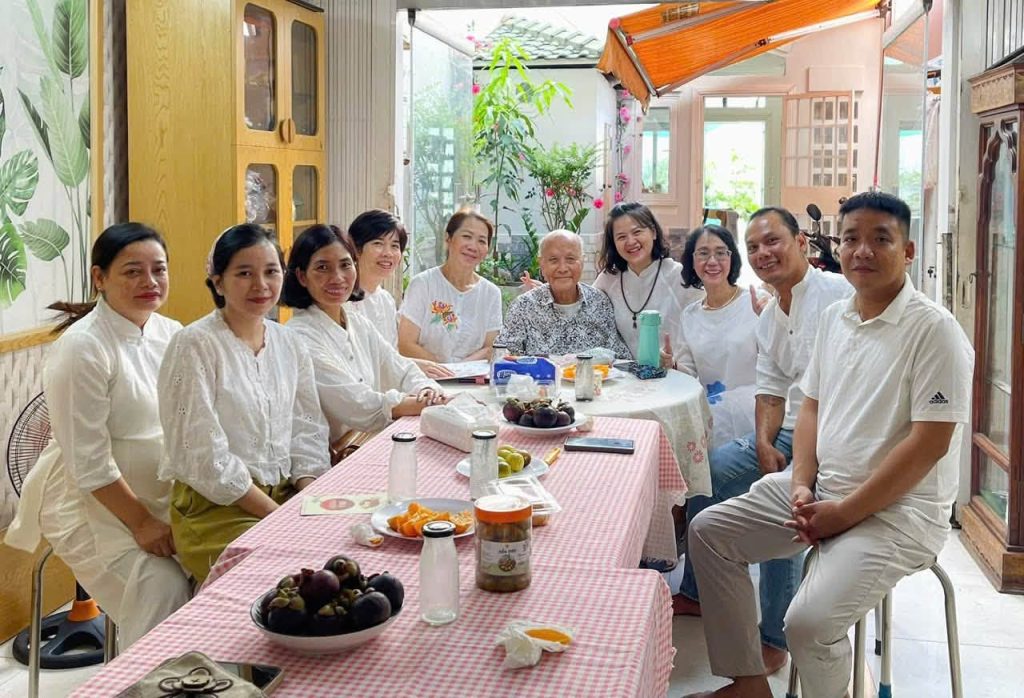 Học viên lớp Reiki 3 chia sẻ yêu thương và lòng biết ơn