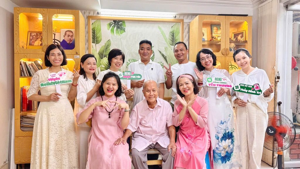 Tập thể học viên lớp Reiki 3 cùng Thầy Cô