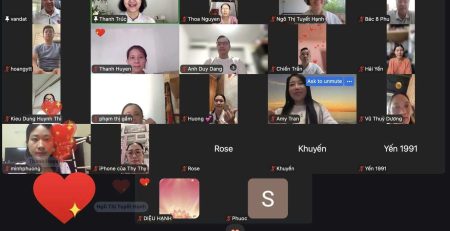 Anh Duy trải nghiệm cảm giác trên đôi bàn tay khi thực hành Reiki