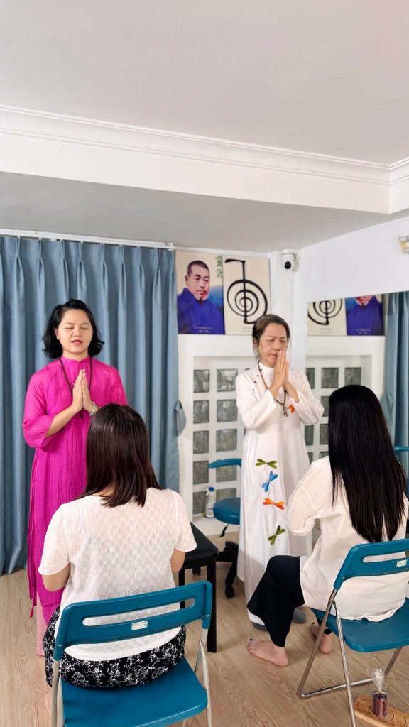 Học viên tham gia học và thực hành Reiki 2